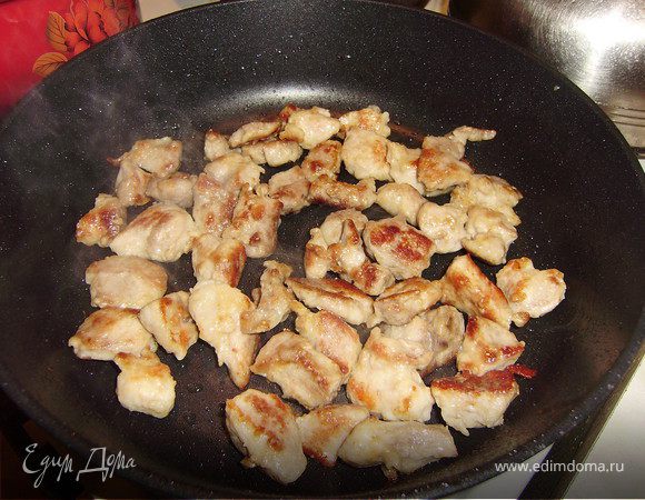 На другой сковороде растопить оставшийся жир и обжарить на большом огне мясо до золотистой корочки.. постоянно помешивая чтобы мясо равномерно обжарилось...