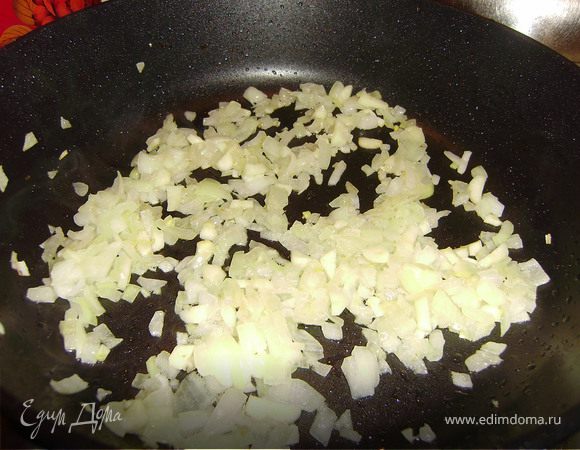 Выложить мясо в миску и на оставшемся жире спасировать лук и чеснок предварительно мелко нарезав их...