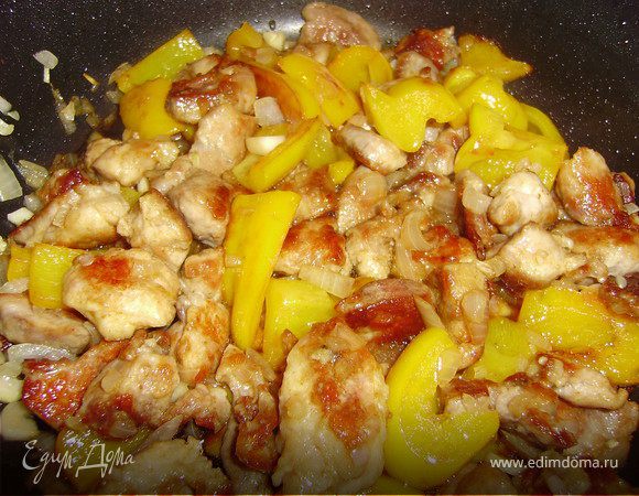 К луку и чесноку добавить мясо и перец... Влить соевый соус, водку и посыпать сахаром.. тщательно перемешать, наркыть крышкой и томить на слабом огне 10 минут...