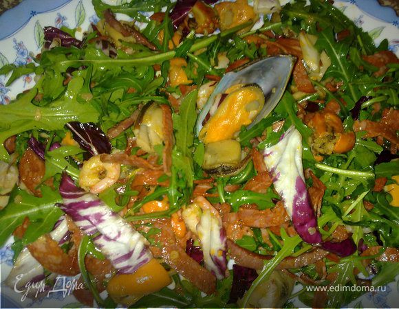 Даем чуть остыть и перемешиваем с любым свежим салатом.