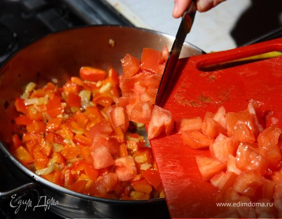 Мелко нарезать лук, красный острый перчик, чеснок. Помидор ошпарить, снять кожицу, изъять семена, нарезать квадратиками. Сладкий перец подготовить (почистить изнутри) и нарезать кубиками. На сковороде немного обжарить лук, чеснок, острый перчик. Добавить сладкий перец и через 5 минут помидоры.