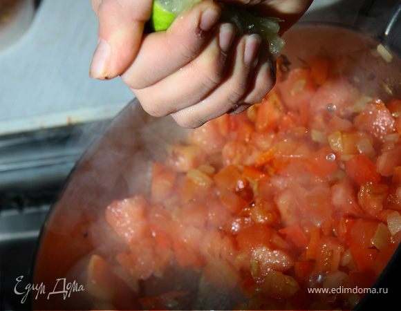 Добавить сок лайма (половина), посолить, поперчить, посыпать базиликом, тушить 10 минут.