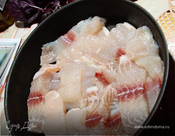 Порезать рыбку и положить туда, где будете запекать.  