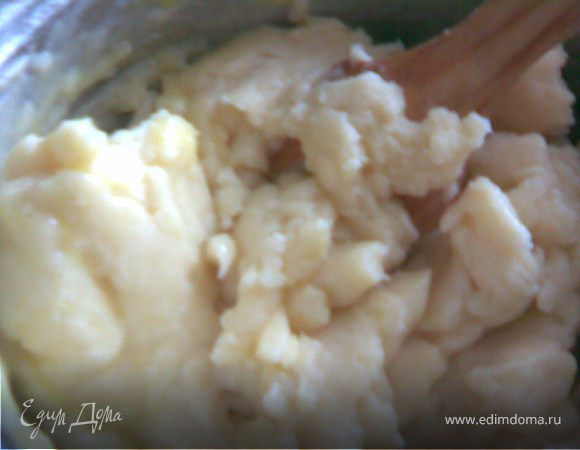 Первое тесто:заварное,как его приготовить я думаю знают все.Ну для новичков последовательность.
Ставим воду на огонь,добавить соль и масло, за кипятить воду и постепенно всыпаем муку хорошо помешивая.Тесто должно завариться и отходить от стенок посуды.После дадим немного остыть и по одному добавляем яйца,перемешивая каждое до однородной массы.Тесто не должно быть жидким,поэтому после каждого яйца контролируйте его вязкость.