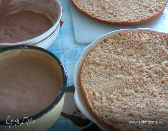 Второе тесто:яйца взбить с сахаром в пышную пену,добавить масло и хорошо перемешать,потом влить молоко.Муку просеять с разрыхлителем и добавить в массу.Тесто должно быть не очень густым(как бисквит)подмешать какао.
Выпекаем корж и разрезаем его пополам.