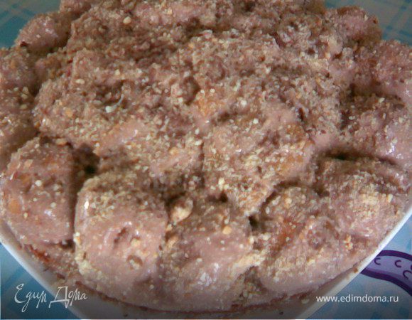 Собираем торт:Разрезать корж,пропитать его натуральным кофе и коньяком(смесь)намазать немного крема.Шарики из заварного теста обмакнуть в крем и уложить по кругу на край коржа.В серединку положить один шарик по центру и обложить его кусочками верхней части коржа,так же обмакивая в крем.Посыпать крошкой и шоколадом.