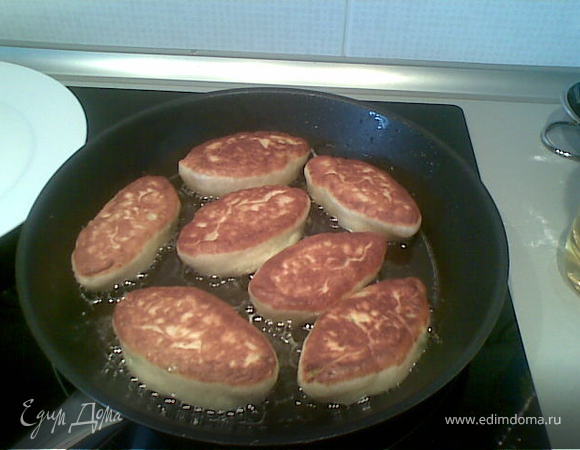 Начиная с 1го пирожка, жарить на раскаленном масле на медленном огне со всех сторон. 