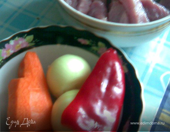 Мясо нарезаем небольшими кусочками и обжариваем ,после добавить овощи нарезанные крупными долями.