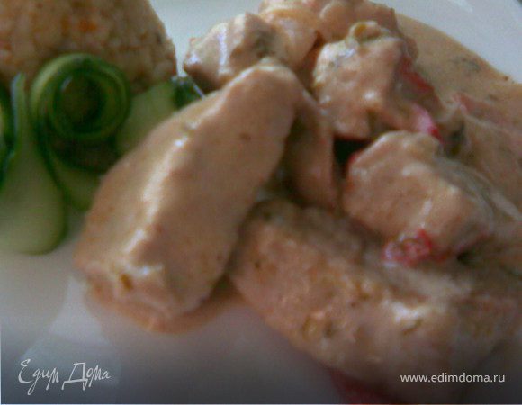 Готовое мясо залить соусом перемешать и потушить под крышкой минут-30.Добавить соль и зелень,перемешать.Для любителей чесночка можно добавить его. 