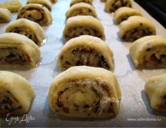 Скрутить рулетом и порезать  дольками по 1.5-2 см, выложить на противень на промасленную бумагу.
