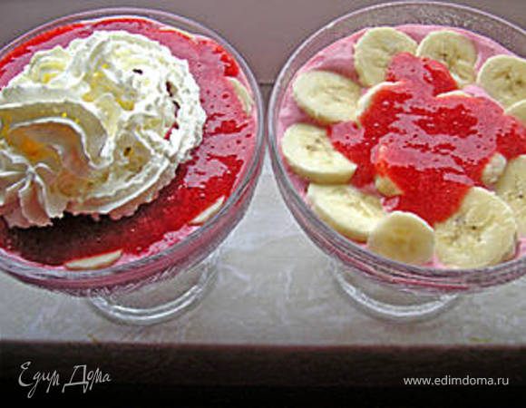 Отложить 4 ложки клубничного муса в сторонку. Взбить сливки и немного убрать в сторону. Смешиваем клубничный мус с сыром и добавляем туда взбитые сливки, добавляем сахар. Теперь чистием банан, и режем его кружочками. Затем раскладываем наш крем в вазочки, сверху кладём банан, затем 1 ложку клубничного муса, потом взбитые сливки и сверху поливаем шоколадным соусом или ликёром.....и Наслождайтесь!!!