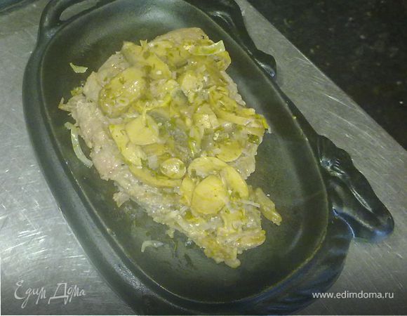 Лук нарезать кубиками, шампиньоны тонкими пластинами. На среднем огне в казане пассировать лук. Добавить шампиньоны и измельченную кинзу, соль, красный и черный перец, сбрызнуть уксусом и тушить 30 минут. Готовые грибы выложить на мясо.