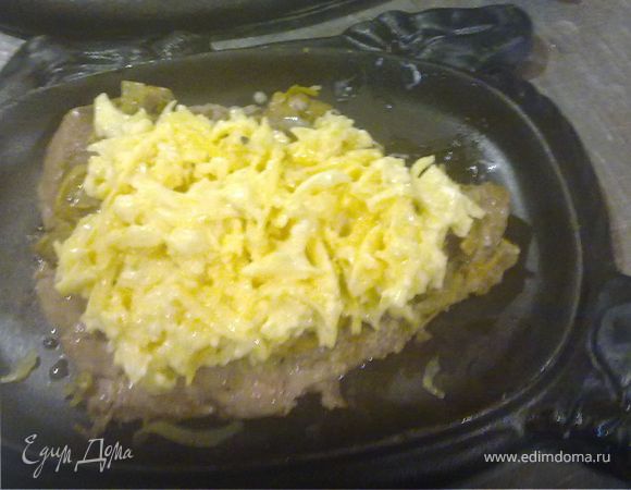 Грибы закрыть сырной "шапочкой" (смесь из сыра, яйца и майонез). Запекать в разогретой до 180°C духовке 30 минут.