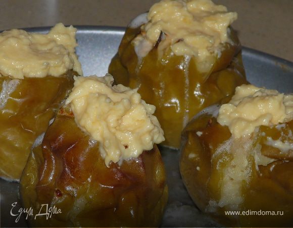 Вырезать у яблок середину (не до конца), поставить в огнеупорную тарелку и налить 0,5 ст. воды. Духовка 180С, печь ок. 30 минут (если нравятся более твердые, ок.20 минут).