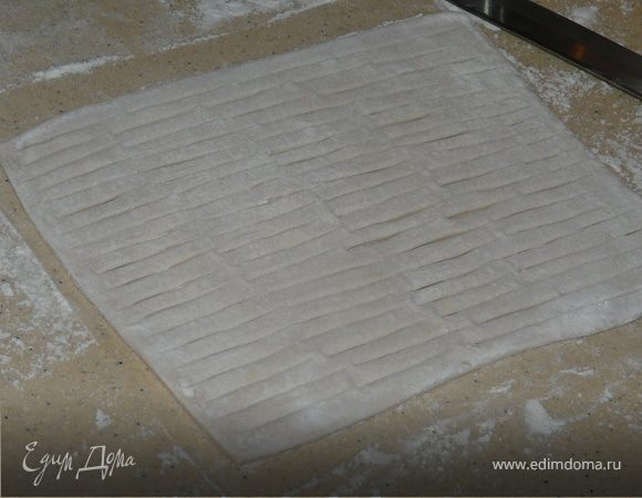 Крем: желтки, муку, крахмал и сахар с ванилью хорошо взбить венчиком, нагреть молоко, влить его в яичную смесь и взбивая на огне загустить до нужной консистенции.