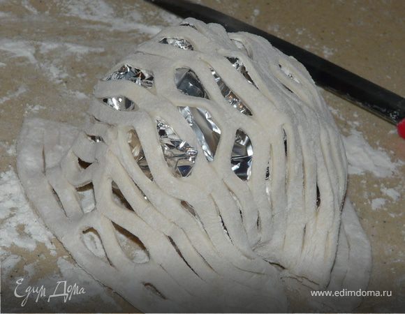 Листы теста совсем чуть-чуть раскатать, ножем сделать аккуратные надрезы. Из фольги сделать шары, накрыть тестом шарики и печь при 200С 10-12 минут.
Удалить фольгу, смазать медом тесто, наполнить кремом яблоки и накрыть их "решеткой". Подавать! 