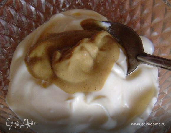 Начинаем приготовление закуски с выпечки блинов и делаем это так как в этом рецепте - http://www.edimdoma.ru/recipes/18860 .
Когда блины будут готовы, приступаем к приготовлению намазки, для этого майонез смешиваем с горчицей и перцем, перемешиваем. Тонкими кусочками нарезаем колбасу, натираем сыр на мелкой терке, измельчаем зелень, огурцы нарезаем вдоль четвертинками.
Блины намазываем майонезно-горчичной намазкой, сверху посыпаем сыром, зеленью. На край блина выкладываем колбасу, а сверху четвертинки огурца и сворачиваем рулетом. Охлаждаем в течении 30 минут, а затем нарезаем поперек небольшими кусочками и подаем на стол.
Приятного аппетита!