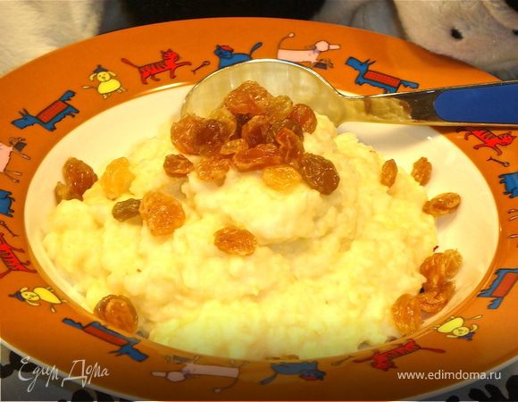 Добавить в кашу творог, изюм и хорошенько перемешать. Кастрюльку завернуть в теплый платок или одеяло и дать постоять 15-20 мин. Подавать можно с вареньем, медом, присыпав сахарной пудрой или так как есть, изюм даст достаточно сладости. 