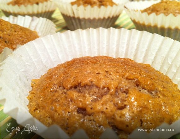 Выложить в формочки. У меня бумажные. Получилось 8 штук. Выпекаем минут 15. Остудить на решетке. Можно вынуть из формочки, можно оставить. Кому как нравится. У меня кексы получились чуть ниже, чем я хотела, можно было обрезать бумажную формочку, но я ее полностью сняла.