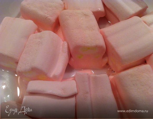 Заняться приготовлением мастики: 100гр конфет маршмеллоу разогреть на водяной бане, пока не разбухнут. Это займет минут 5. В СВЧ этот процесс занимает 30 секунд:)