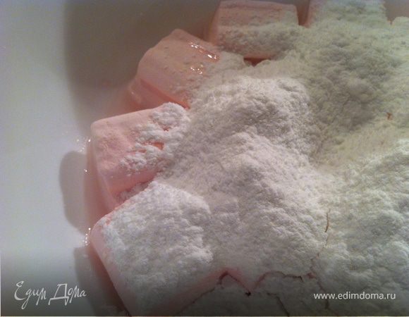 добавить лимонный сок. Просеять сахарную пудру. 