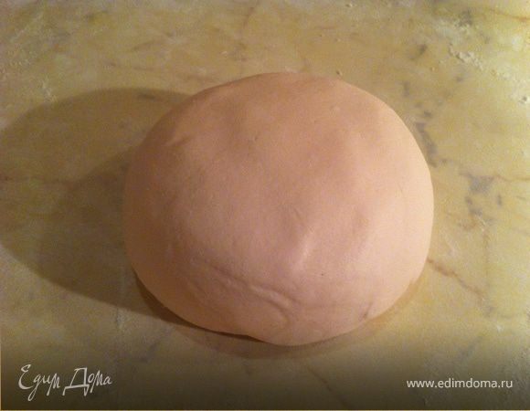 вымешивать лопаткой, ложкой. когда лопатку сложно будет провернуть в тесте- выкладываем его на посыпанную сахарной пудрой рабочую поверхность. Вымешиваем руками, подсыпая сахарную пудру. Тесто не долно липнуть к рукам. У меня ушло 1,5 стакана сахарной пудры.