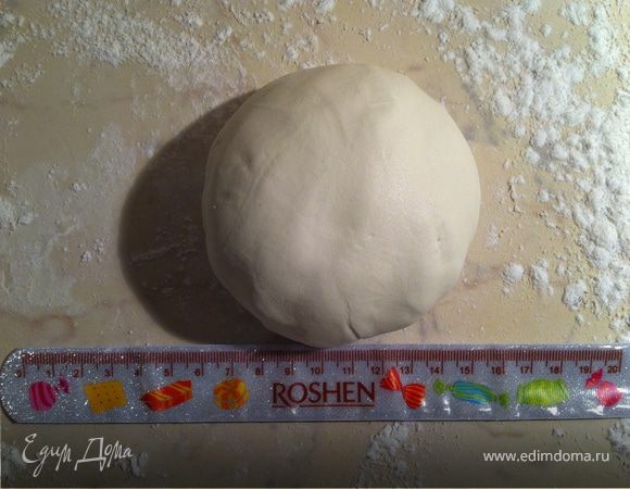 Заворачиваем в пленку и отправляем на зимний курорт в холодильник. На 30 минут. То же самое проделываем и с белой мастикой. Вот сколько сантиметров получается "шарик"со 100 гр маршмеллоу. 