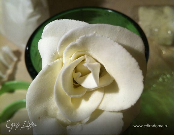 На посыпанной крахмалом рабочей поверхности охлажденную белую мастику раскатать скалкой до 5мм. Вырезать кружки для покрытия. Из розовой мастики формочкой вырезать сердечки. А пока кексы остывают мне было скучно, я тренировалась на мастике вот так... 