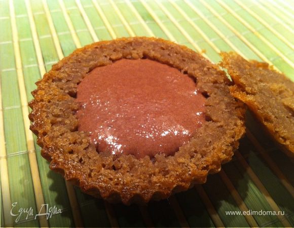 Чайной ложкой выбрать середику. И положить туда крем