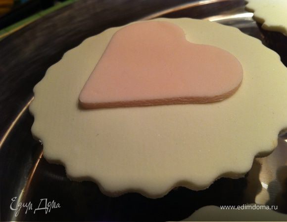 Совсем немножко промазать верхушку, чтобы мастика скрепилась с кексом. Нанести белое покрытие и сверху украсить сердечком. Для застывания крема- готовые cupcake положить в холодильник. Кто любит более жидкий крем - ваше пирожное готово! Приятного аппетита!