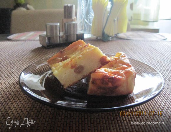 Изюм хорошо промыть . высушить. Масло растопить . Смешать все ингредиенты , дать им "подружиться" в течении часа.
Форму выложить пергаментом . Творожную массу равномерно распределить , сверху полить заливкой - 1 яйцо взбить с небольшим количеством молока  (2-3 ст.л.)
Выпекать при Т-200 С 30-40 минут.
Подавать с вареньем или сметаной.