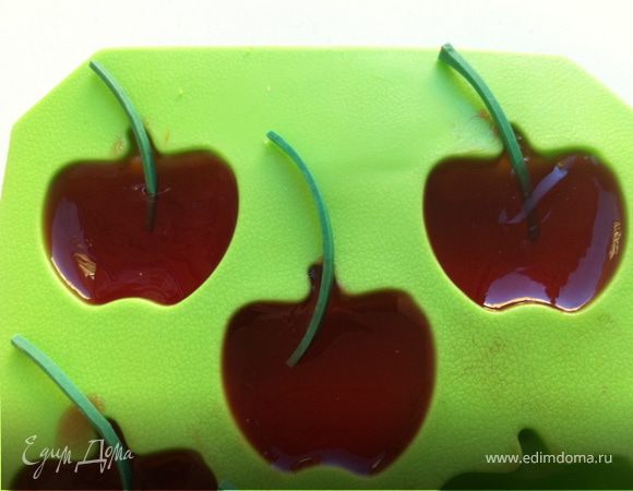 Желе перелить в сухие формочки. В каждую черешенку положить по черенку. Убрать в холодильник до полного застывания. У меня получилось 30 минут. 