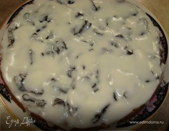 На нижний слой выложить порезанный кусочками чернослив. Если он у вас суховат, то можно заранее замочить его в белом вине или яблочном соке, если десерт готовится для детей. Сверху выложить половину крема. 