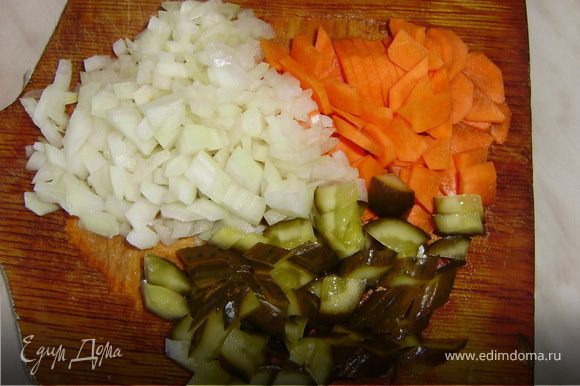 Лук, морковку и огурцы нарезать кубиками...картофель очистить и так же96нарезать кубиками..