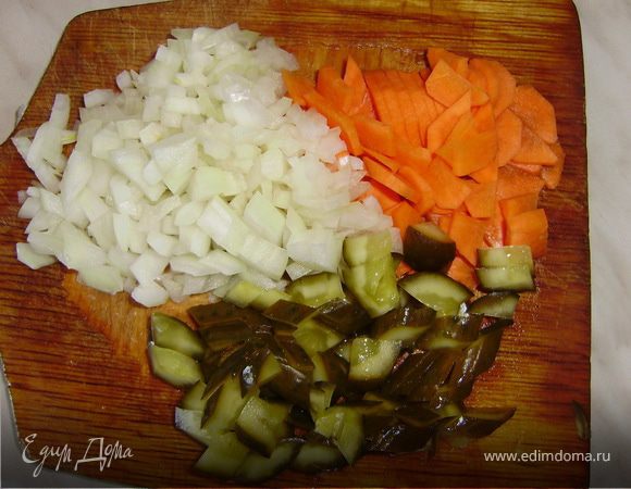 Лук, морковку и огурцы нарезать кубиками...картофель очистить и так же96нарезать кубиками..