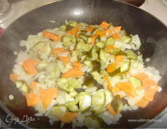 Лук, морковку спасировать на сильном огне одну минуту и добавить огурцы маринованные.. Еще минута и выключать..