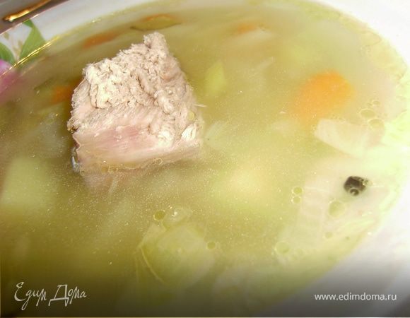 Из бульона вынуть мясо и нарезать небольшими кусочками и подавать его уже в готовый рассольник в тарелочку...В бульон выкладываем нарезанный картофельи варим до полуготовности, добавляем нашинкованную капусту и спасированные лук, морковь и огурчики.. Варим на умеренном огне примерно 10-15 минут... И вливаем пол стакана рассола... Солим, перчим и добавляем лавровый лист.. Еще 2 минуты и рассольник готов... Подаем к столу с кусочком мяса и кто любит с зеленью...