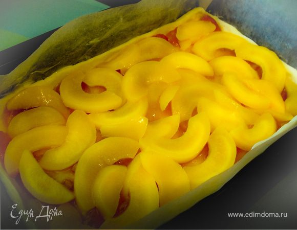 Выложить пласт теста в форму, сделать бортики. 
Сверху выложить джем и консервированные персики. 