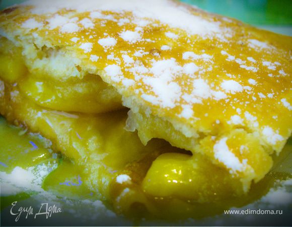 Перед подачей дать немного остыть, минут 20. Посыпать на тарелке сахарной пудрой.