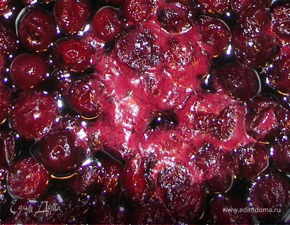 Можно приготовить пудинг с вишней.Замороженную вишню припустить с сахаром.