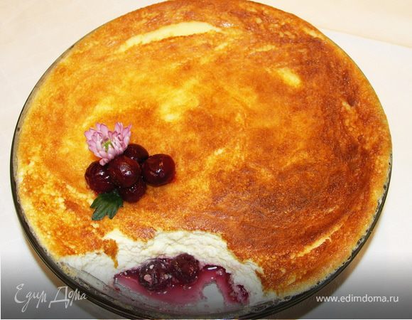 Откинуть ягоды не дуршлаг.Сироп можно использовать в любом другом десерте.Вишенки выкладываем на дно формы.Сверху творожную массу.Выпекаем по тому же принципу))Приятного аппетита!