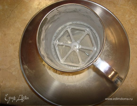 Черное тесто:
Взбить яйца с сахаром, добавить кефир или сметану. Если вы любите  бисквит плотный, «глиняный» как говорит мой сын, то берите кефир. Если же предпочитаете структуру теста более пористую и мягкую, то добавляйте сметану. Просеять вместе муку, разрыхлитель и какао порошок. Все ингредиенты, жидкие и сухие, смешать. Получается тесто по своей консистенции как густая сметана.

Белое тесто:
Творог протереть через сито. Яйца взбить с сахаром, добавить сливки, творог и манку. Все хорошо перемешать. Это пишу уже после того, как люди стали готовить десерт. У многих белое тесто получилось жидковатым, поэтому вносим коррективы. У меня творог был суховат, поэтому я добавила 2 яйца и сливки. Вы добавьте сначала 1 яйцо и если у вас получается жидкое тесто, то ни второе яйцо, ни сливки добавлять не надо. А после того, как вы засыпали манку, дайте тесту постоять минут 10-15, чтобы манка набухла... 

Крем:
Сметану взбейте, постепенно добавляя сахарную пудру, в пышную устойчивую массу.