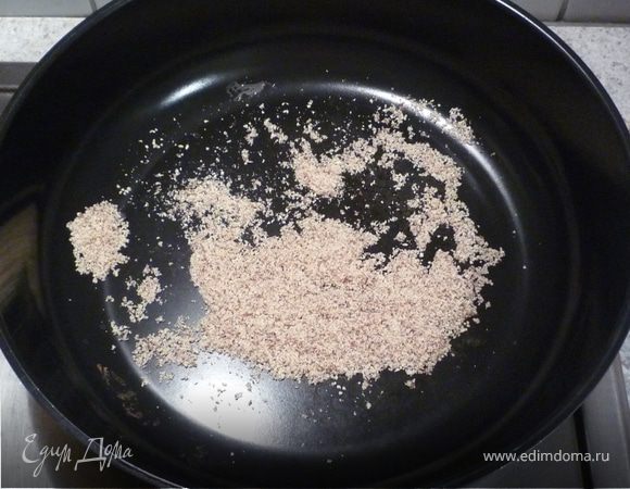 В подсоленной воде отварить спагетти. Тем временем на разогретой сковороде без масла подрумянить миндаль. Базилик помыть, листья нащипать и мелко порубить.