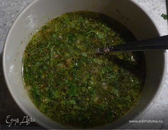 Чеснок пропустить через пресс. Смешать чеснок, бульон, 1ст.л. масла, миндаль, базилик, посолить.