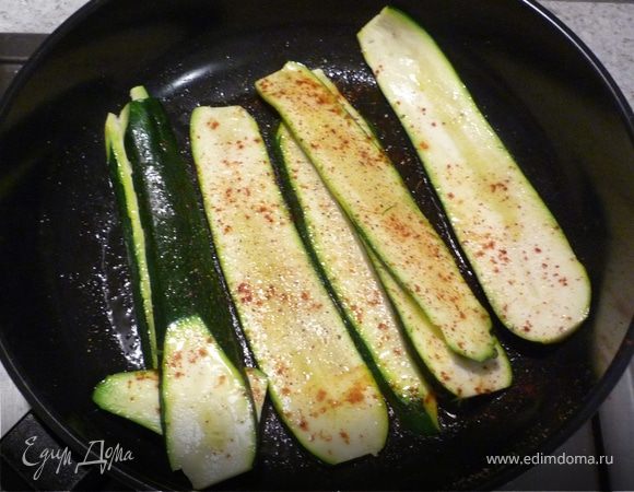 Цукини нарезать на тонкие полоски и обжарить на оставшемся масле в течение 3-х минут. Посолить, поперчить, добавить паприку-
порошок.