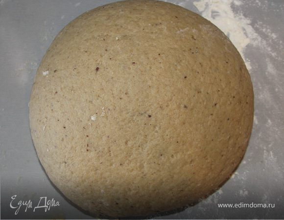 Яйца чуть взбить венчиком.Вылить в мёд.Всеять большую часть муки,разрыхлитель.Тщательно перемешать.Выложить на доску и постепенно добавляя муку вымесить не очень тугое тесто.Заворачиваем в пищевую плёнку и оставляем на 5-6 часов.