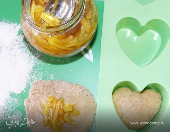 Далее берём силиконовую форму(пряники с начинкой лучше всего делать в ней,если начинка и вытечет слегка,то она в процессе выпекания впитается в пряник) и лепим пряники нужной формы.