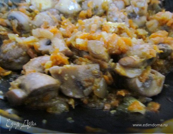 Нарезать лук полукольцами, морковь натереть на крупной терке и обжарить в растительном масле. Грибы (в моем случае шампиньоны) помыть, порезать на четвертинки и обжарить с луком и морковью минут 5. Посолить по вкусу.