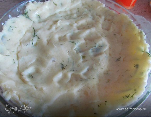 Половину картофельного пюре выложить в форму для запекания и хорошо утрамбовать.