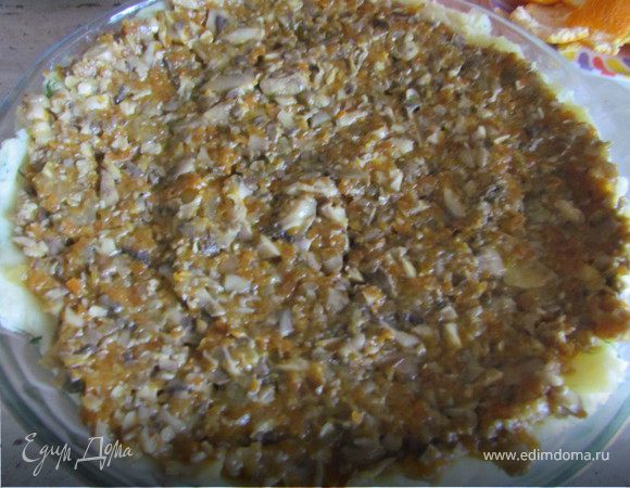 На пюре выложить обжаренные грибы с луком и морковью.